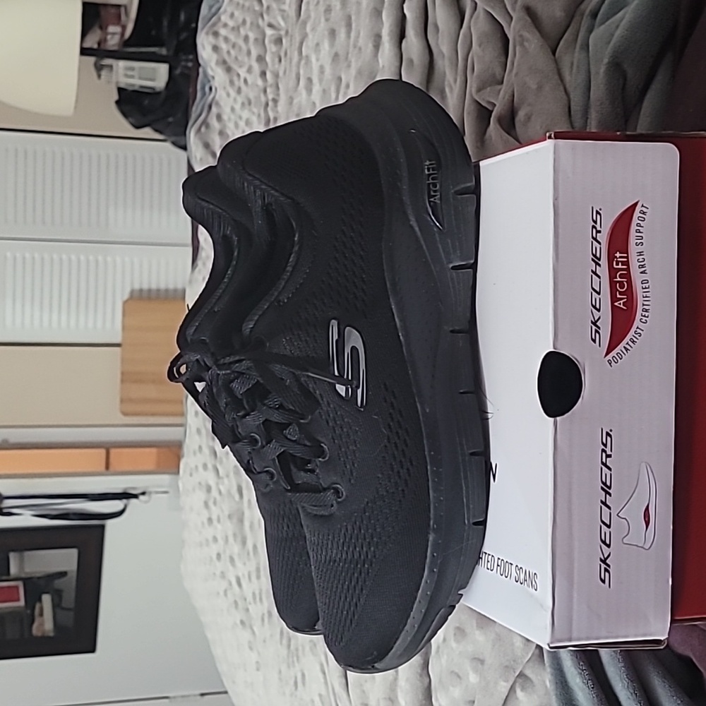Skechers Archfit Black Woman's Size 6.5 Athletic Shoes